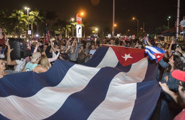 Cientos de cubanos celebran por las calles de Miami la noticia de la muerte de líder cubano Fidel Castro.