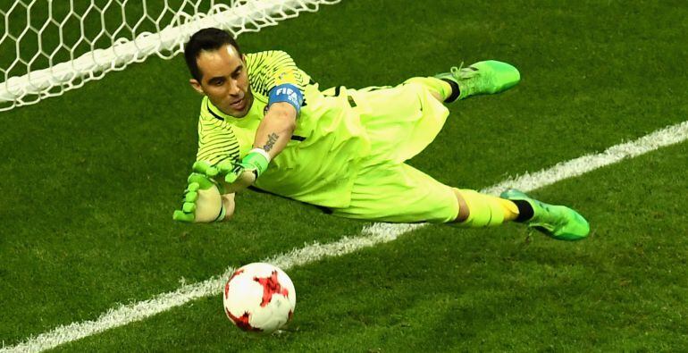 Claudio Bravo detiene uno de los penaltis a Portugal