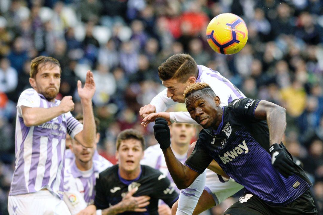 El defensa nigeriano del CD Leganés, Omeruo, lucha por el balón ante los jugadores del Real Valladolid.