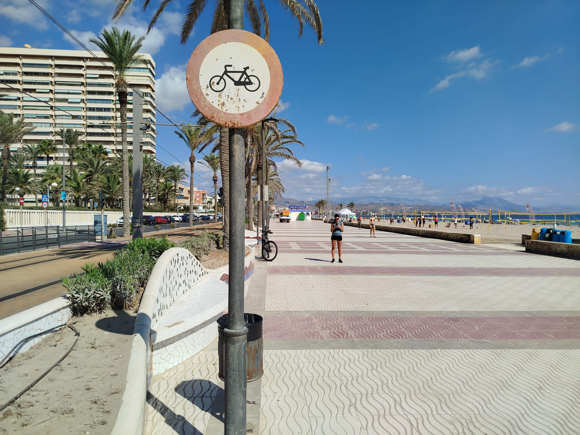 Señal que prohíbe el uso de la bicicleta en el paseo de la playa de Muchavista de El Campello