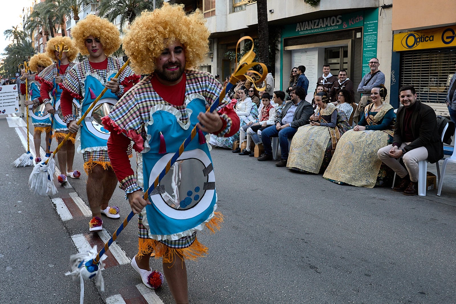 Las Falleras Mayores de Gandia y las autoridades municipales disfrutan de la cabalgata.