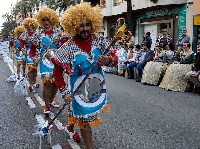 Las Falleras Mayores de Gandia y las autoridades municipales disfrutan de la cabalgata.