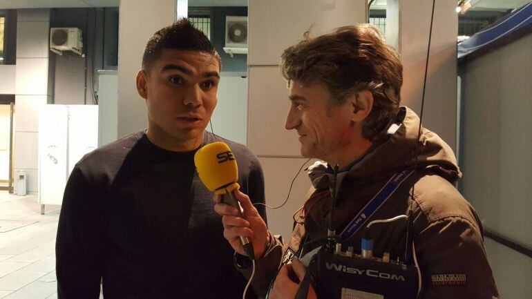 El jugador del Real Madrid, Casemiro, con Javier Herráez. 