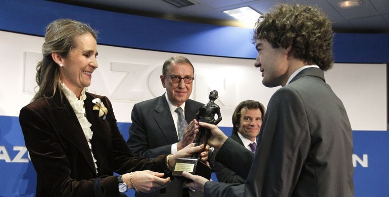 Mauricio Casals (en el fondo, con gafas) durante la entrega en 2011 del premio &#039;Alfonso Ussia&#039;.