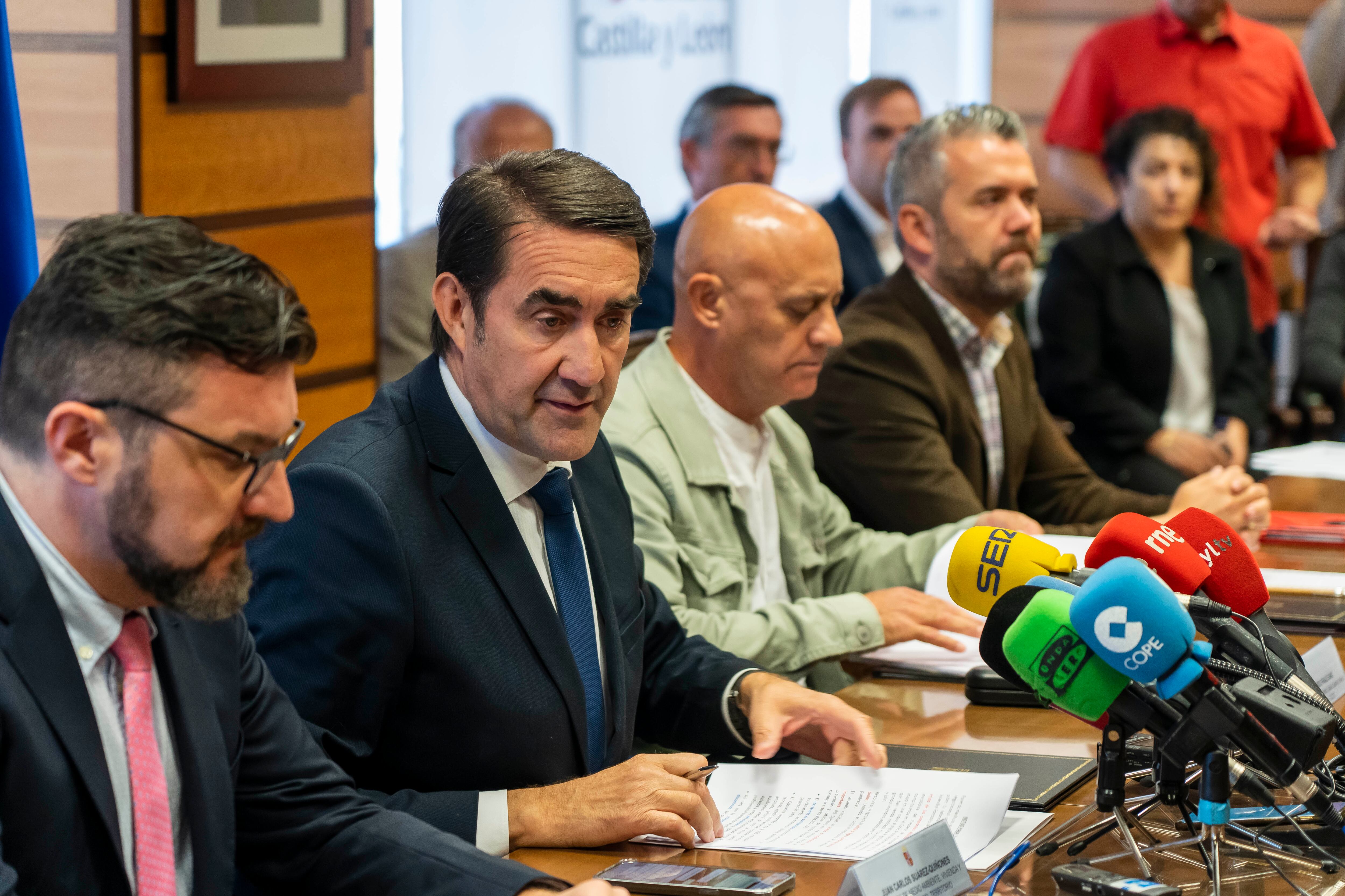 El consejero de Medio Ambiente, Vivienda y Ordenaci�n del Territorio, Juan Carlos Su�rez-Qui�ones, firma con los representantes de los agentes sociales, CEOE-Castilla y León, CCOO y UGT, el Acuerdo de la Mesa del Diálogo Social en materia forestal, para la mejora del operativo de lucha contra incendios forestales