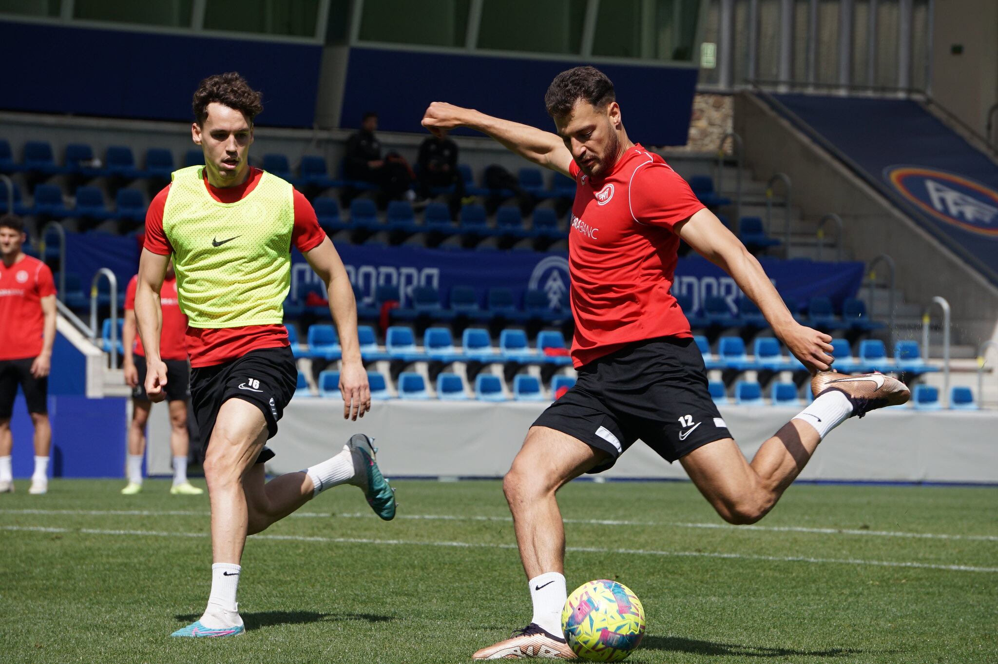 Un instant de l'entrenament d'ahir de l'FC Andorra a l'Estadi Nacional.
