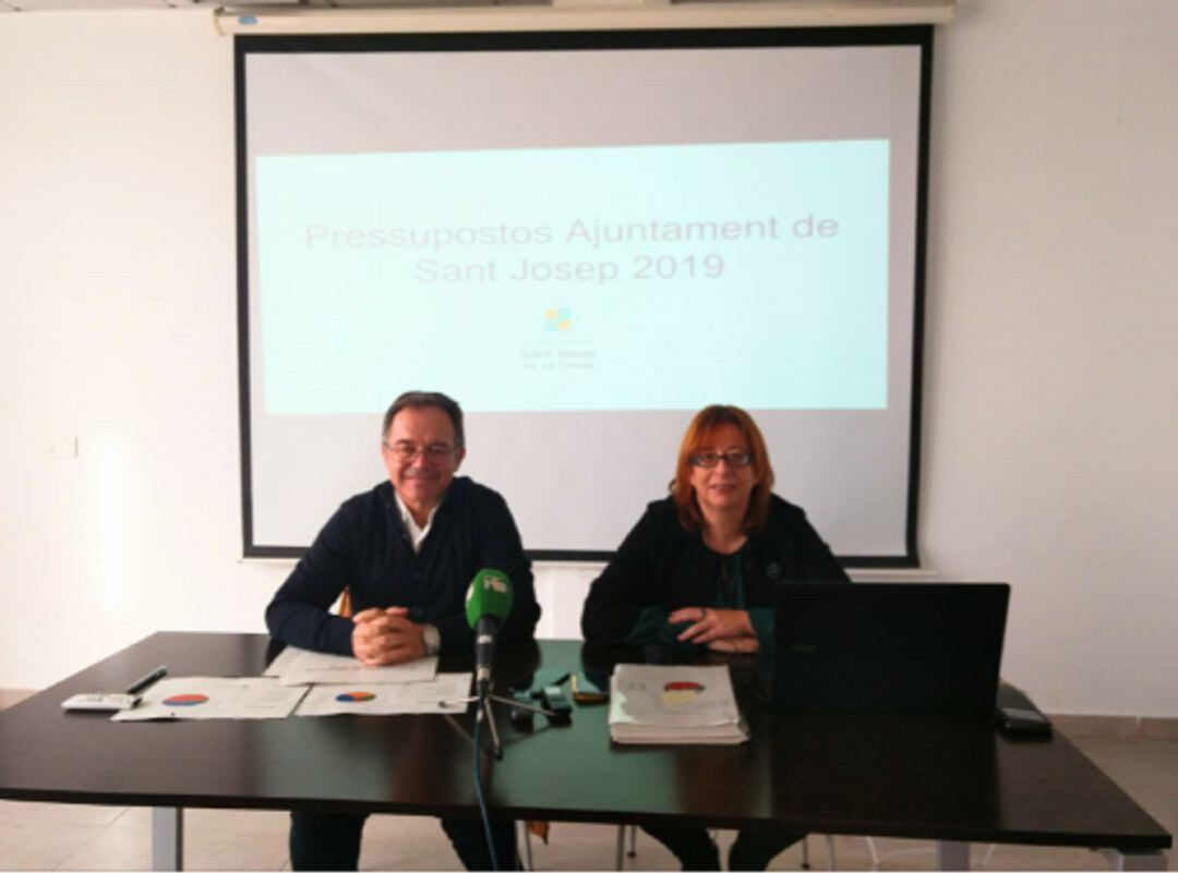 El alcalde Josep Mari Ribas y la teniente de alcalde, Paquita Ribas, en la presentación de las cuentas.