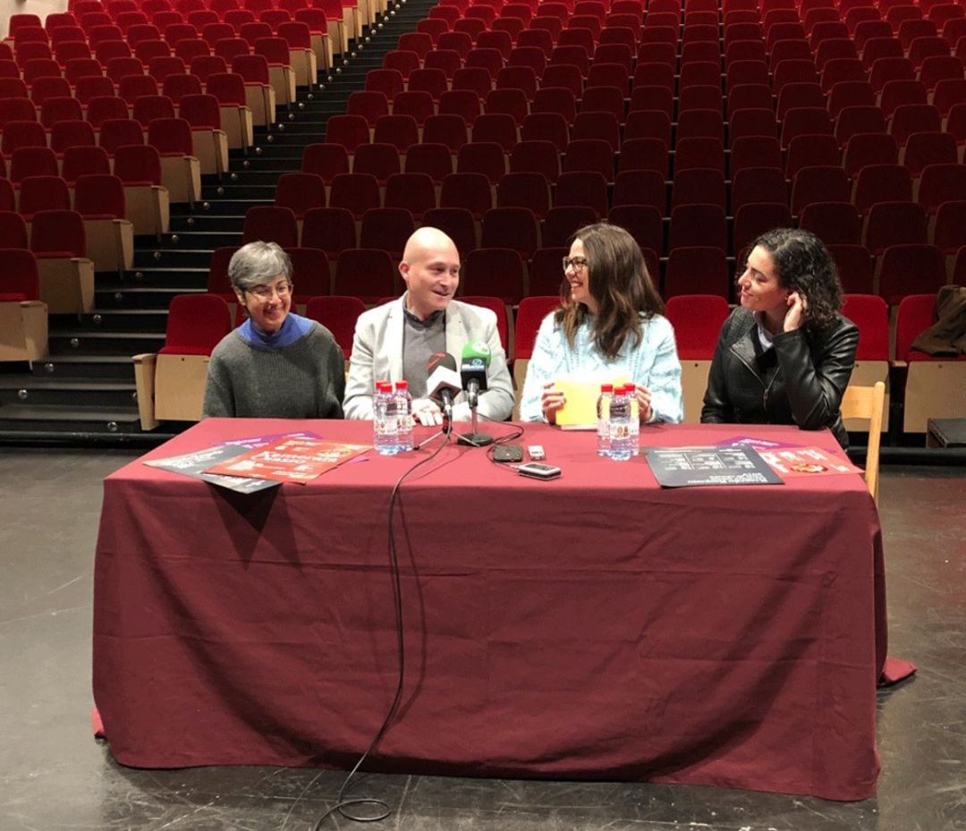 Los profesores y músicos Raffaela Acella, Juan María Ruiz y Leticia Vergara con la delegada de Cultura Juncal Eizaguirre en la presentación del ciclo del año pasado. 