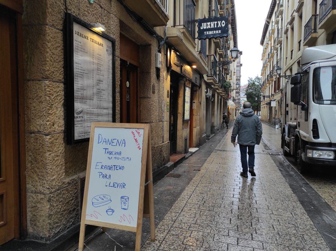 Bares cerrados en la Parte Vieja de San Sebastián