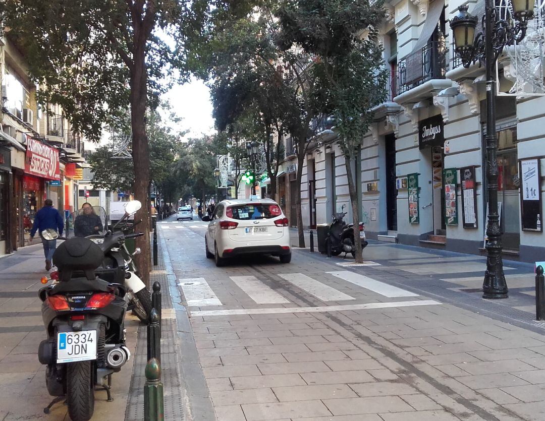 Taxis, bicis y vehículos de carga y descarga vuelven a circular por la calle Don Jaime 