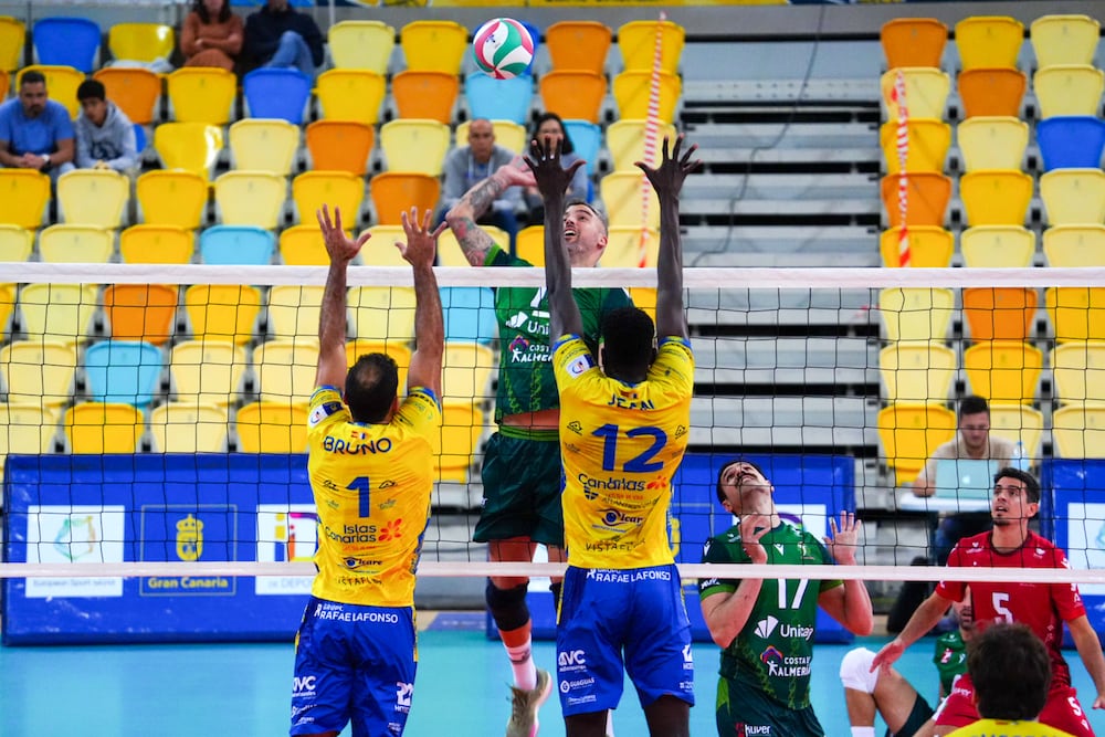 Una de las jugadas del partido en el Gran Canaria Arena de Las Palmas de Gran Canaria.