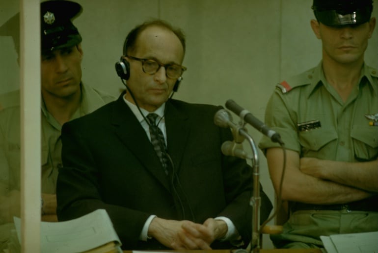 El criminal nazi Adolf Eichman durante el juicio al que fue sometido en 1961