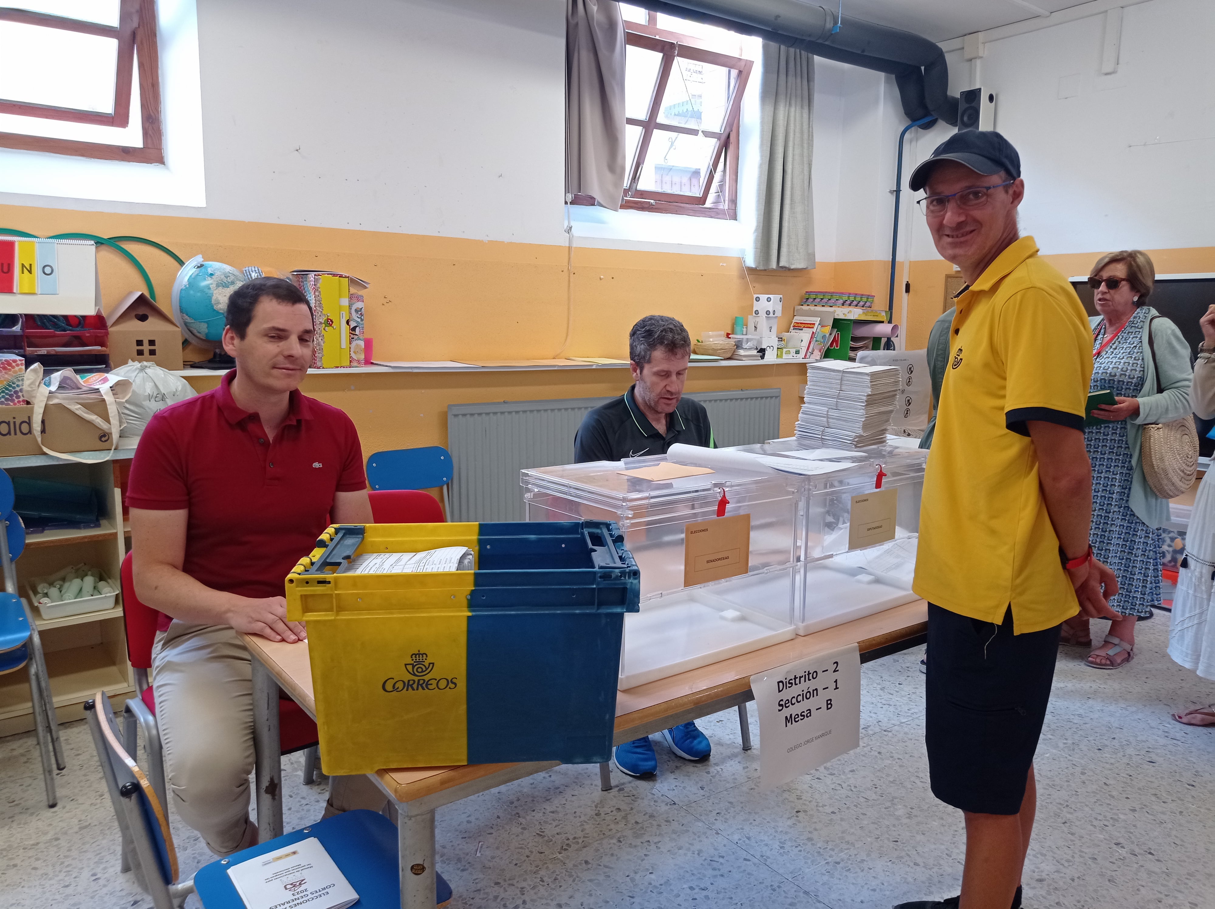 Imagen de arcivo de entrega de voto por correo en el CEIP Jorge Manrique de la capital