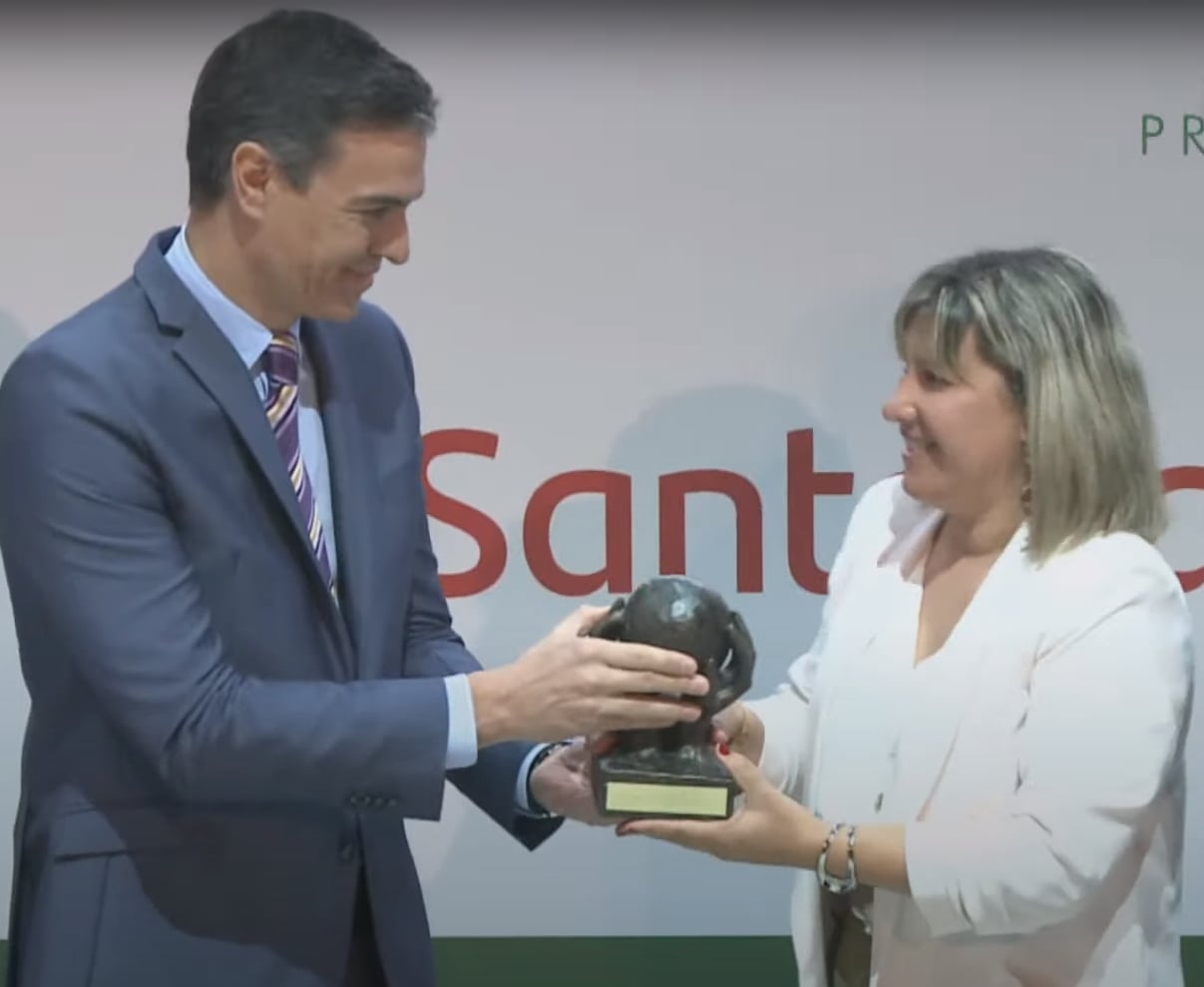 Pedro Sánchez entrega el premio a la Directora General de Faema, Inmaculada Pose