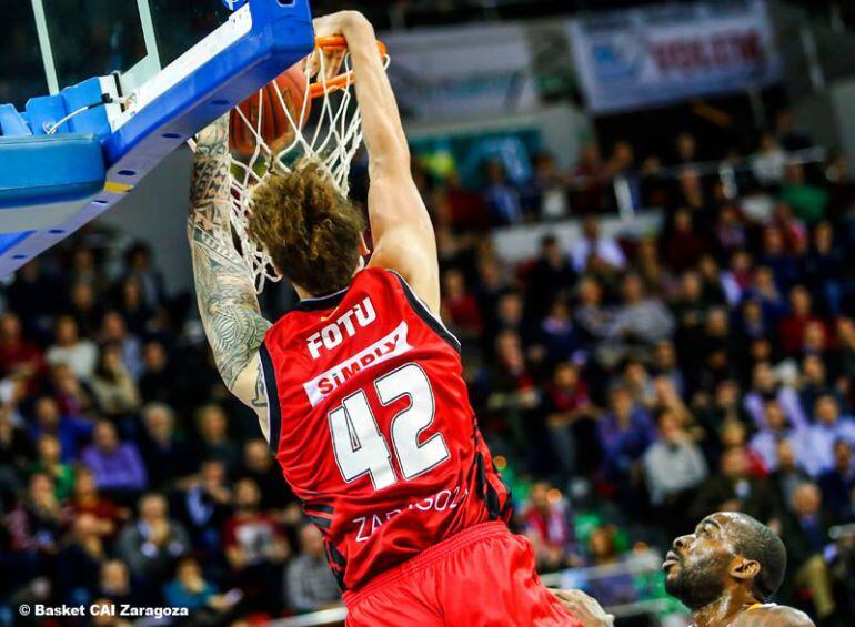 Isaac Fotu machacando el aro rival en un partido de Eurocup