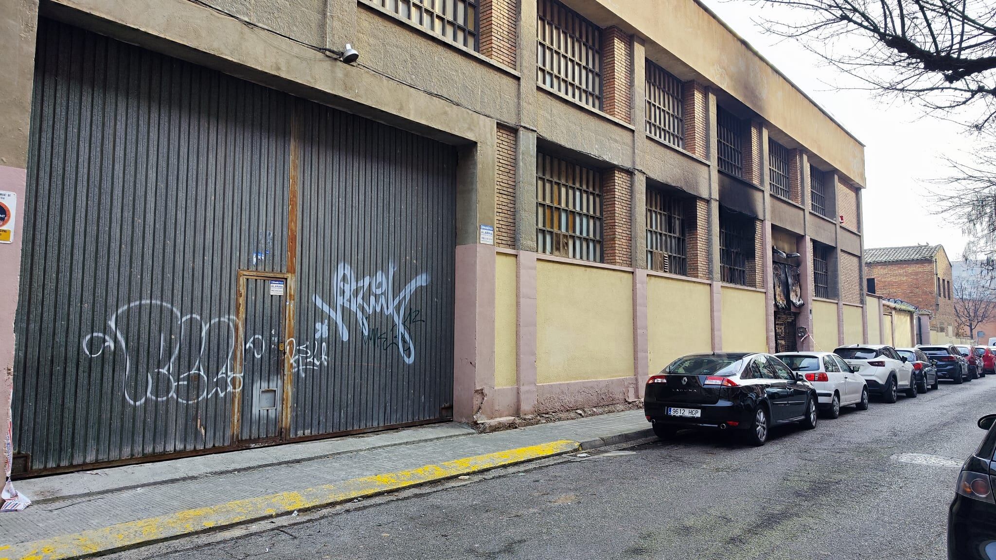 Imatge d'avui de l'exterior de l'antiga fàbrica Virginias, al barri de Pardinyes. Encara es pot veure la part cremada arran de l'incendi. Foto: Ràdio Lleida.