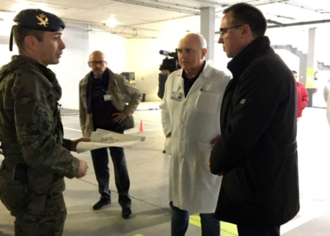 El consejero de Salud, Pablo Fernández (primero por la derecha) con los responsables del hospital de campaña instalado en el recinto del HUCA en La Cadellada.