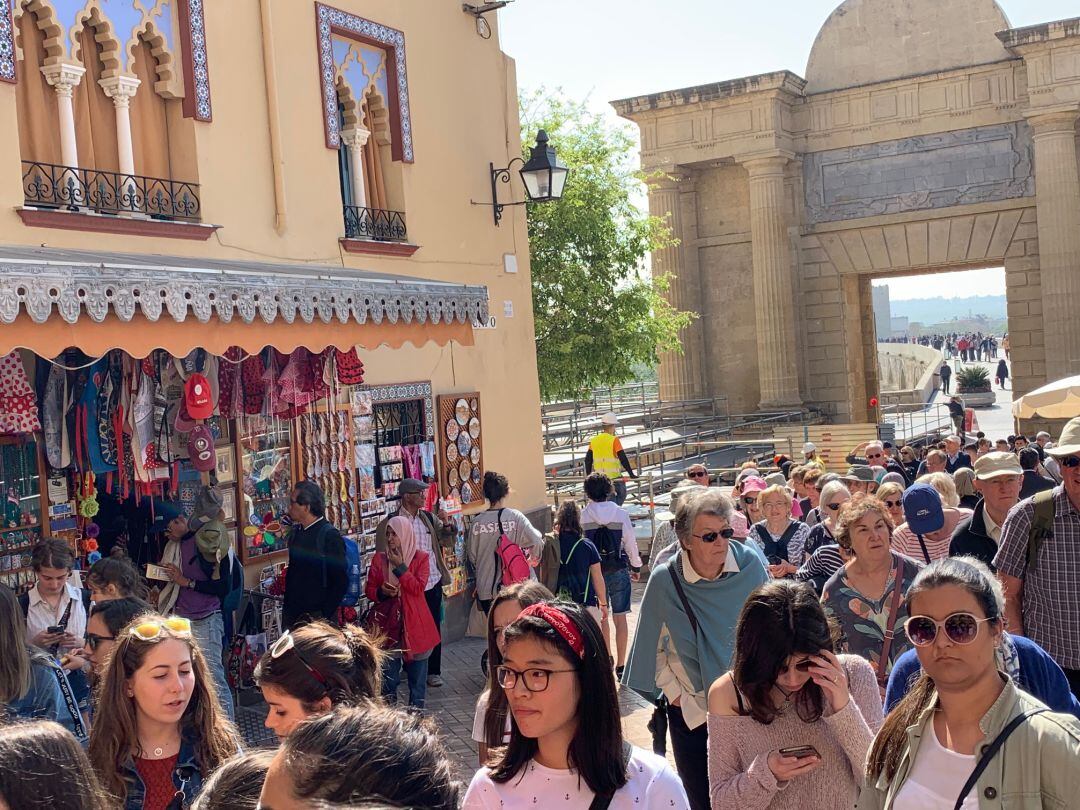 Turistas en la Puerta del Puente