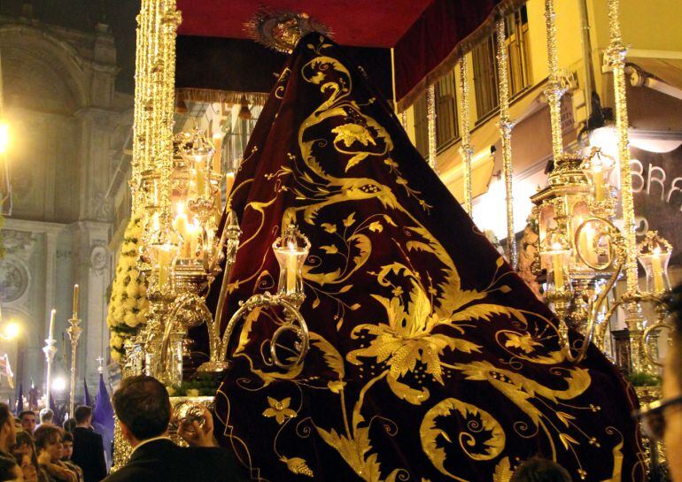 Trasera del paso de palio de la Virgen de lso Reyes, Hermandad del Vía Crucis de Granada, a su paso por la Carrera Oficial