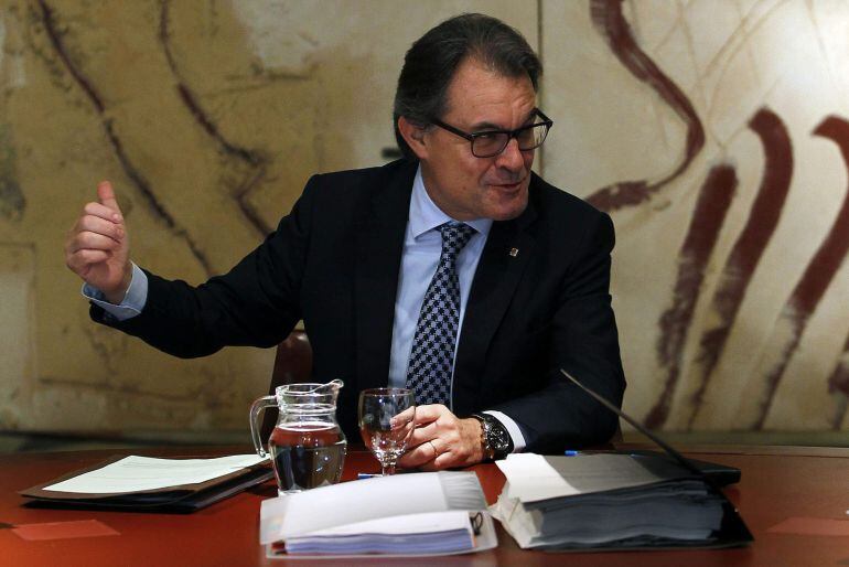 GRA110. BARCELONA, 04/11/2014.- El presidente de la Generalitat, Artur Mas, durante la reunión semanal del gobierno catalán que se celebra hoy a la espera de lo que decida el Tribunal Constitucional, al que ha pedido que no suspenda la nueva consulta del 