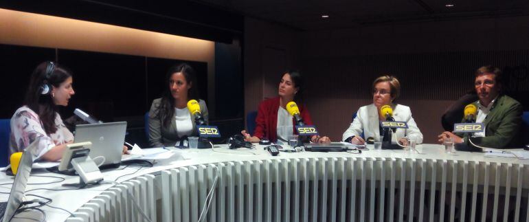 Marta González Novo, Begoña Villacís (Ciudadanos), Rita Maestre (Ahora Madrid), Purificación Causapié (PSOE) y José Luis Martínez Almeida (PP). 