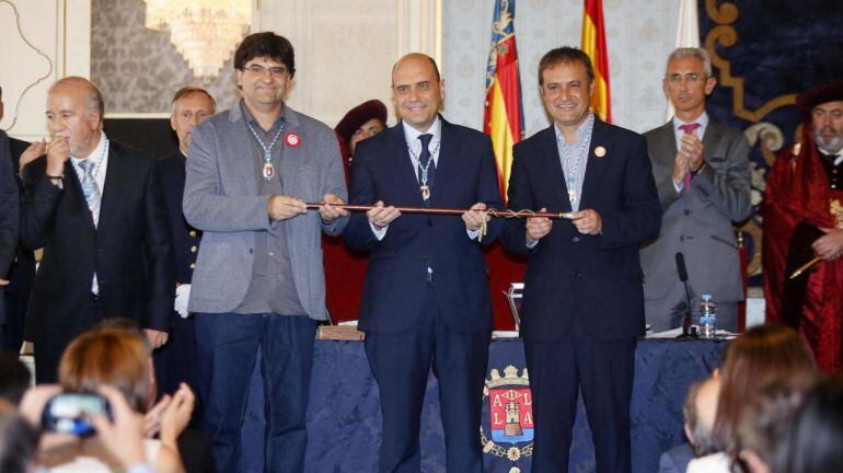 Gabriel Echavarri, Alcalde de Alicante junto a Pavón y Bellido, en el consistorio