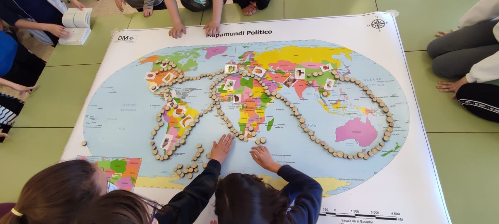 Mapa mundi sobre el que se trabaja el consumo ecológico en los talleres con los alumnos.