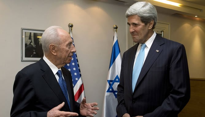 El secretario de Estado de Estados Unidos, John Kerry y el presidente israelí Simon Peres.