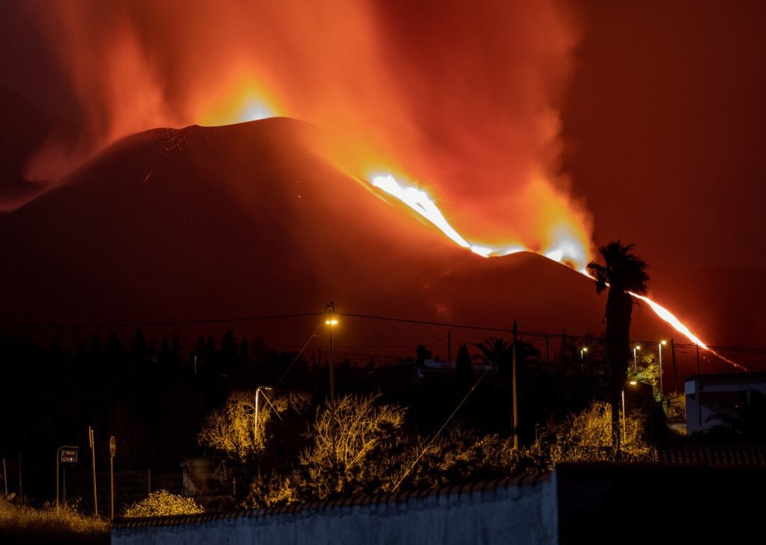 Erupción del volcán vista desde la Montaña Tenisca en Los Llanos de Aridane