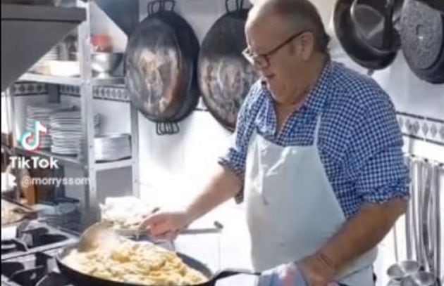 Pedro Sausor cociando su tortilla gigante.