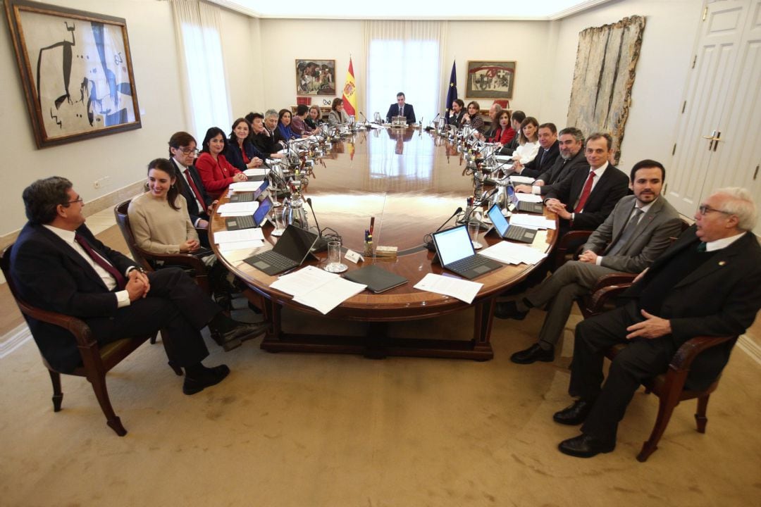 Sala de reuniones de La Moncloa durante el primer consejo de ministros del Gobierno de coalición del PSOE y Unidas Podemos en la XIV Legislatura. 