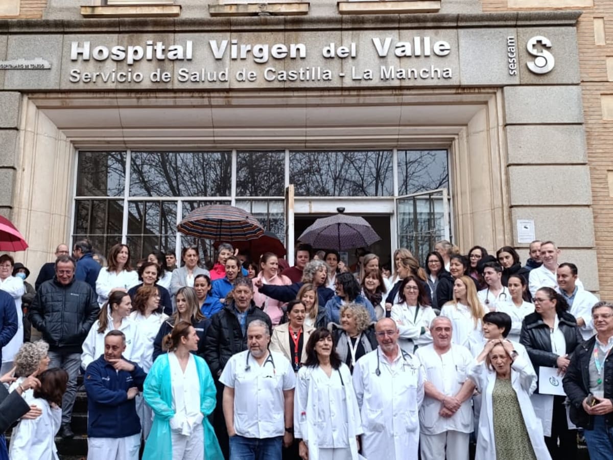 Los trabajadores del Hospital Virgen del Valle protestan contra su traslado al Hospital Universitario de Toledo