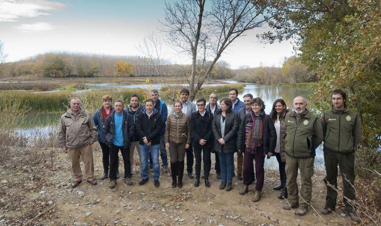 Alcaldes y técnicos de Medio ambiente con la presidenta Barkos, la consejera de Medio Ambiente, Isabel Elizalde y la directora general, Eva García Balaguer en el soto de Marcilla