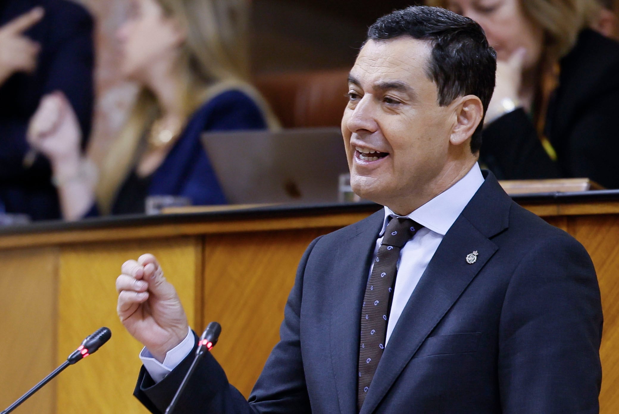 El presidente de la Junta de Andalucía, Juanma Moreno, durante su intervención en la segunda jornada del Debate sobre el Estado de la Comunidad, este jueves en el Parlamento andaluz en Sevilla.EFE/José Manuel Vidal