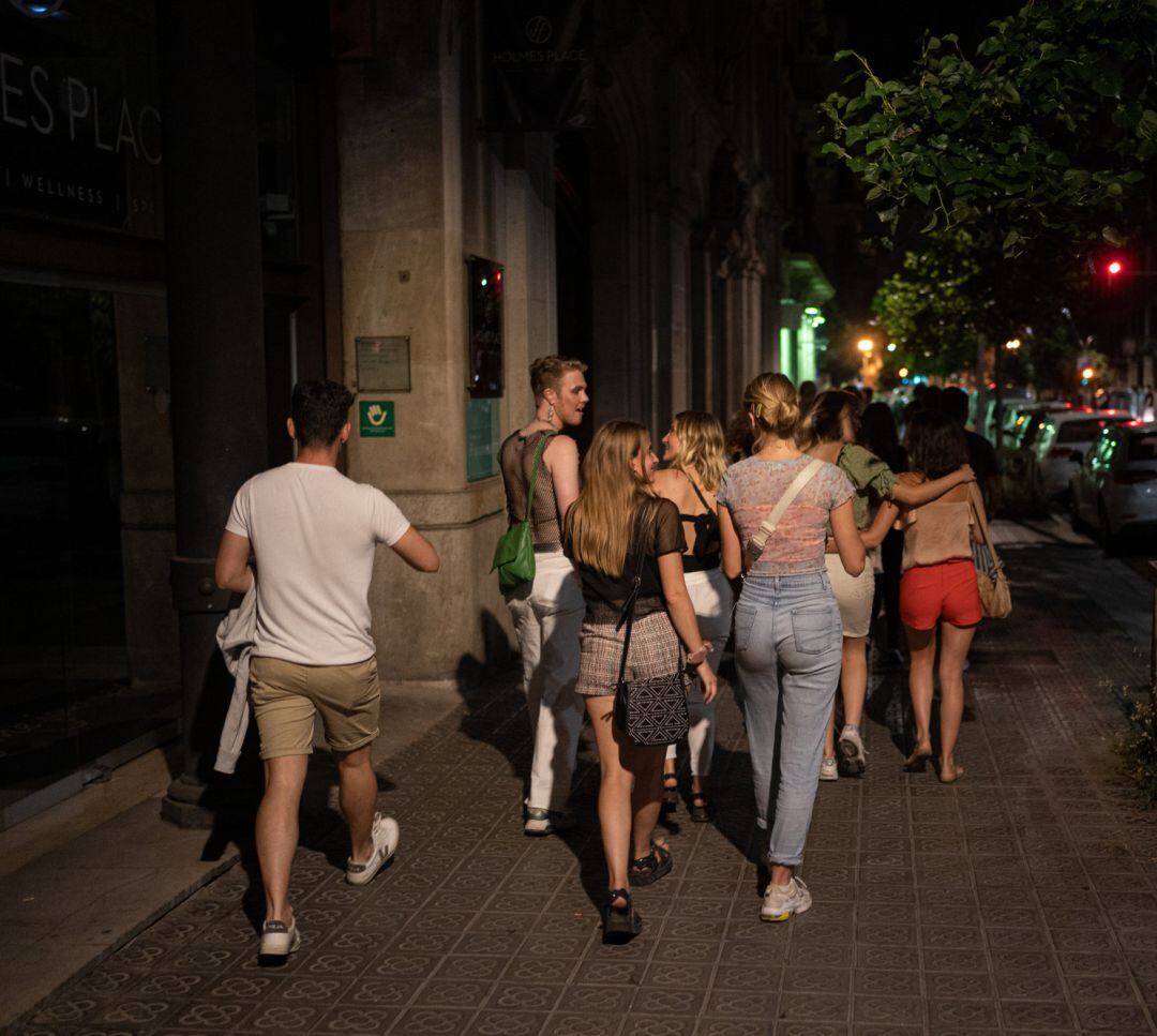 Un grupo de jóvenes pasea por la calle disfrutando del ocio nocturno