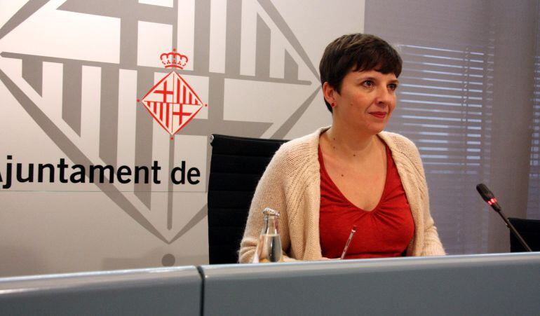 Pla mig de Laia Ortiz, tinenta d&#039;alcalde de Drets Socials i presidenta de l&#039;Institut Municipal de persones amb Discapacitat, amb la imatge de l&#039;ajuntamnet al darrera el 3 de desembre de 2015