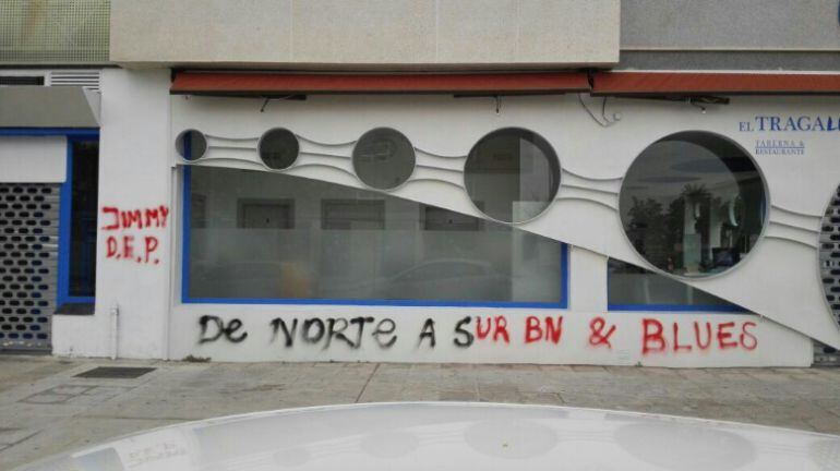 Allí se reunien aficionados del atlético de Madrid para ver el fútbol. El local acabó con un cristal roto y pintadas en su fachada.