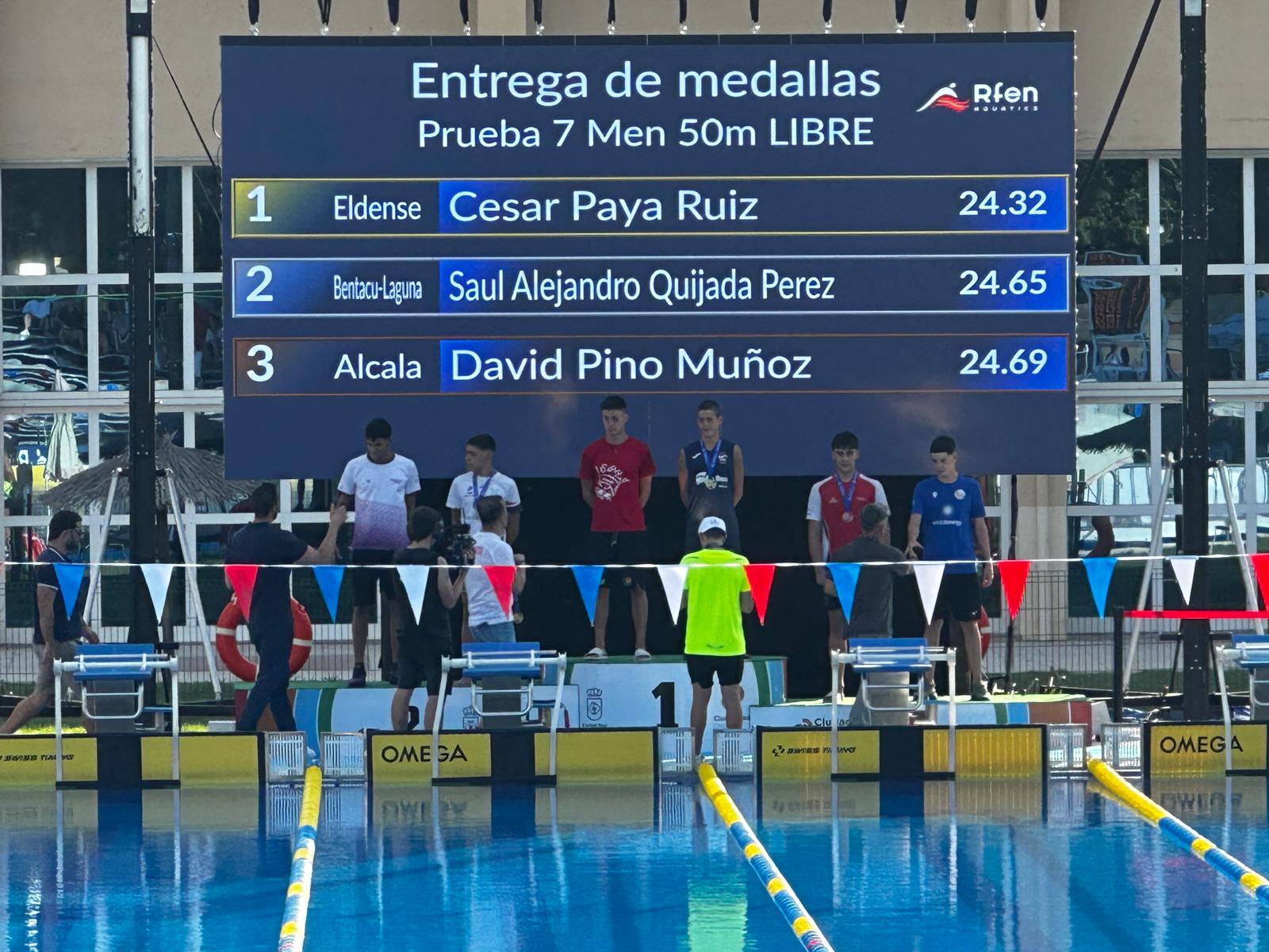 César Payá en el podio de los 50 m libres