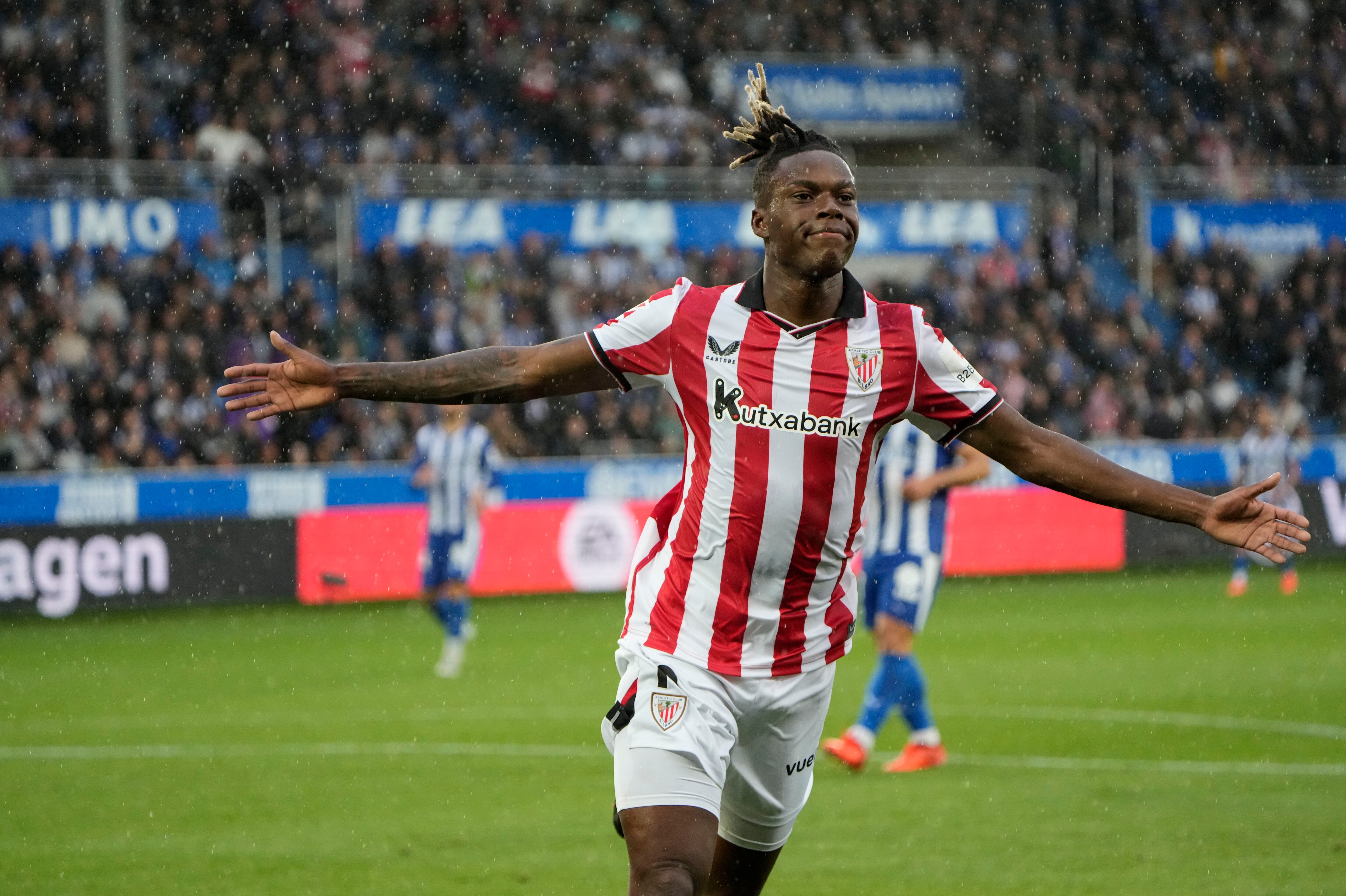 VITORIA, 02/05/2026.- El delantero del Athletic Nico Williams celebra tras marcar el 2-4, durante el partido de LaLiga de fútbol que Deportivo Alavés y Athletic Club disputan este sábado en el estadio de Mendizorrotza, en Vitoria. EFE/Adrián Ruiz Hierro