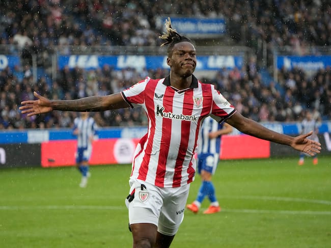 VITORIA, 02/05/2026.- El delantero del Athletic Nico Williams celebra tras marcar el 2-4, durante el partido de LaLiga de fútbol que Deportivo Alavés y Athletic Club disputan este sábado en el estadio de Mendizorrotza, en Vitoria. EFE/Adrián Ruiz Hierro