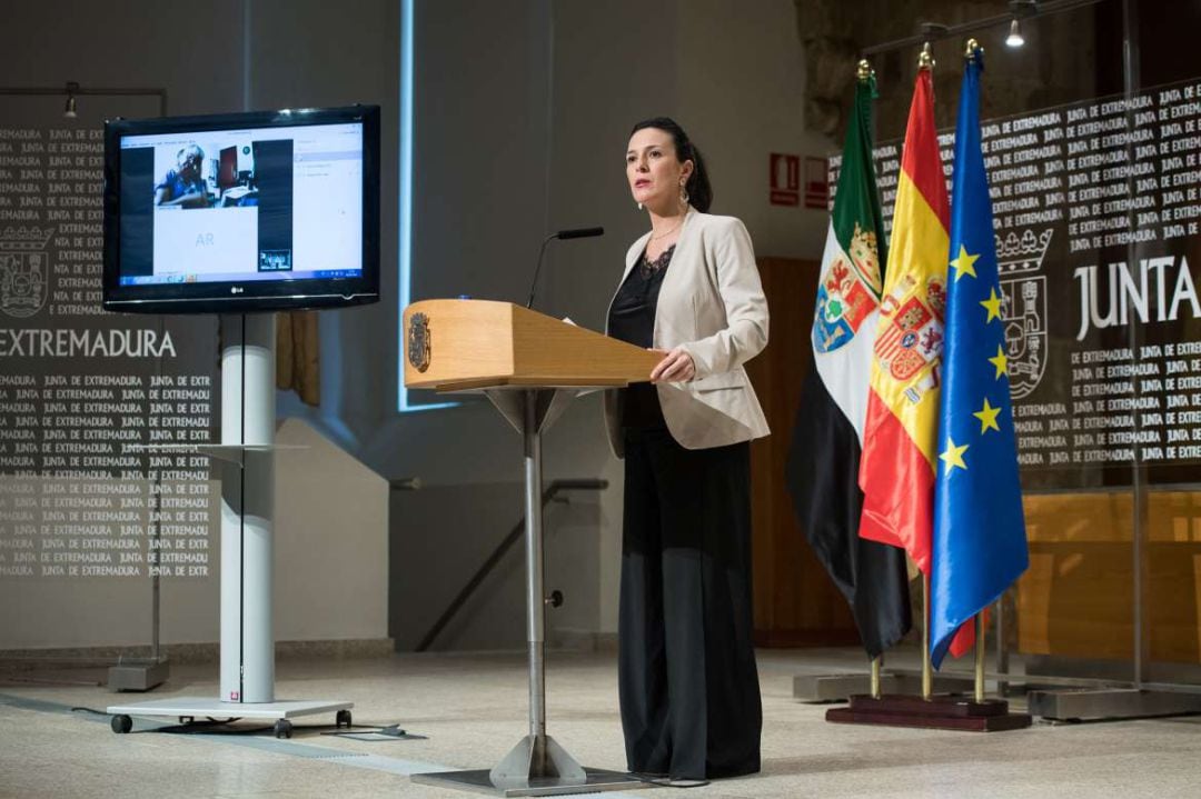 La consejera de educación, Esther Gutierrez, durante su comparecencia