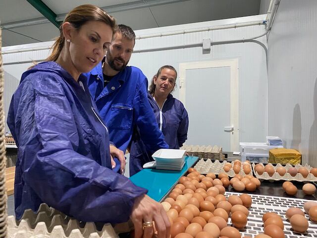 Jara Bernués en su visita a una granja de pollos.