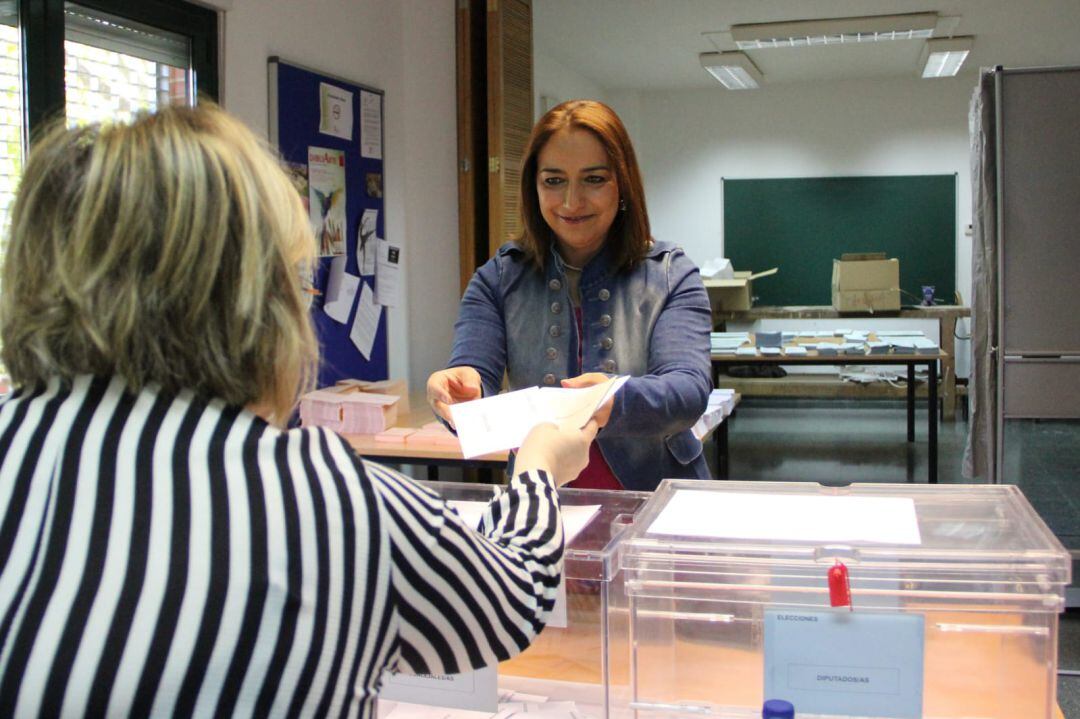 Miriam Andrés, candidata socialista al Ayuntamiento de Palencia, en el momento de la votación 