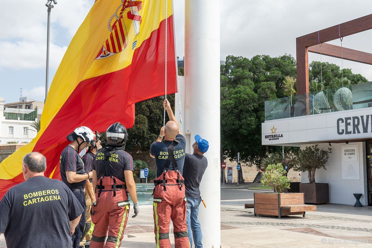 Bomberos vuelven a izar la bandera de España