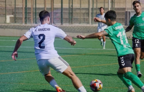 El Unión Sur Yaiza intentando no perder el balón ante el Arucas.