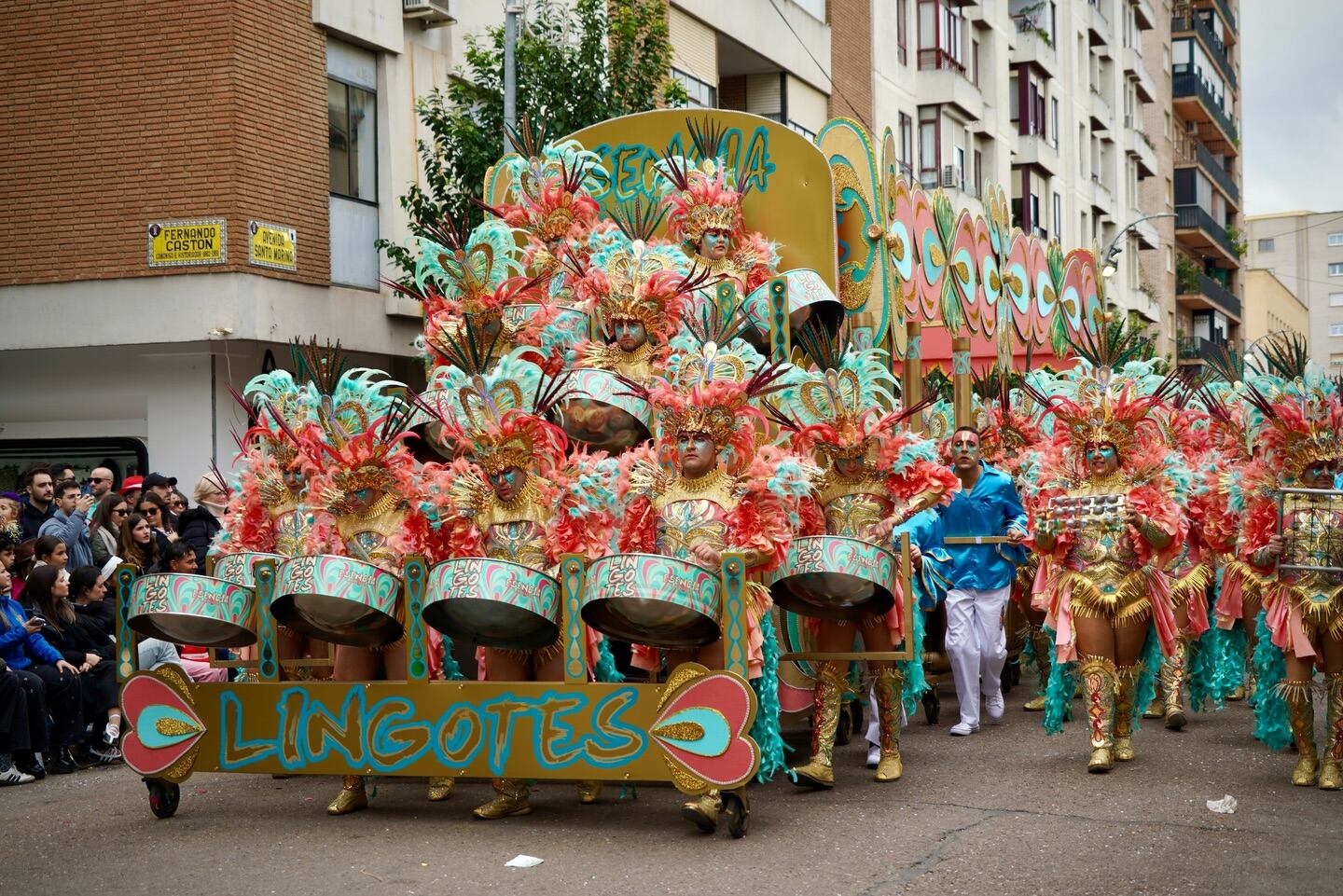 Comparsa Los Lingotes en el desfile de Badajoz 2026