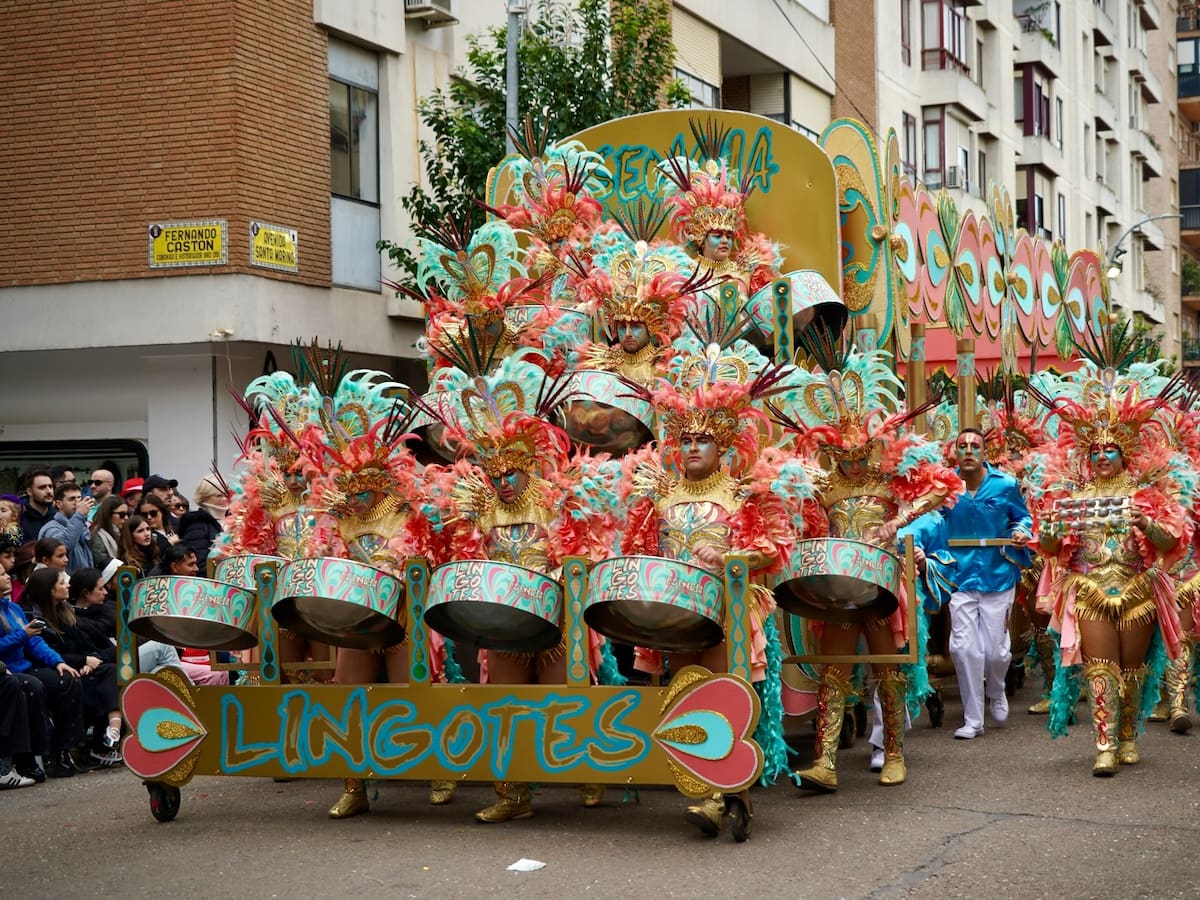 Los Lingotes ganan el desfile de comparsas del Carnaval de Badajoz
