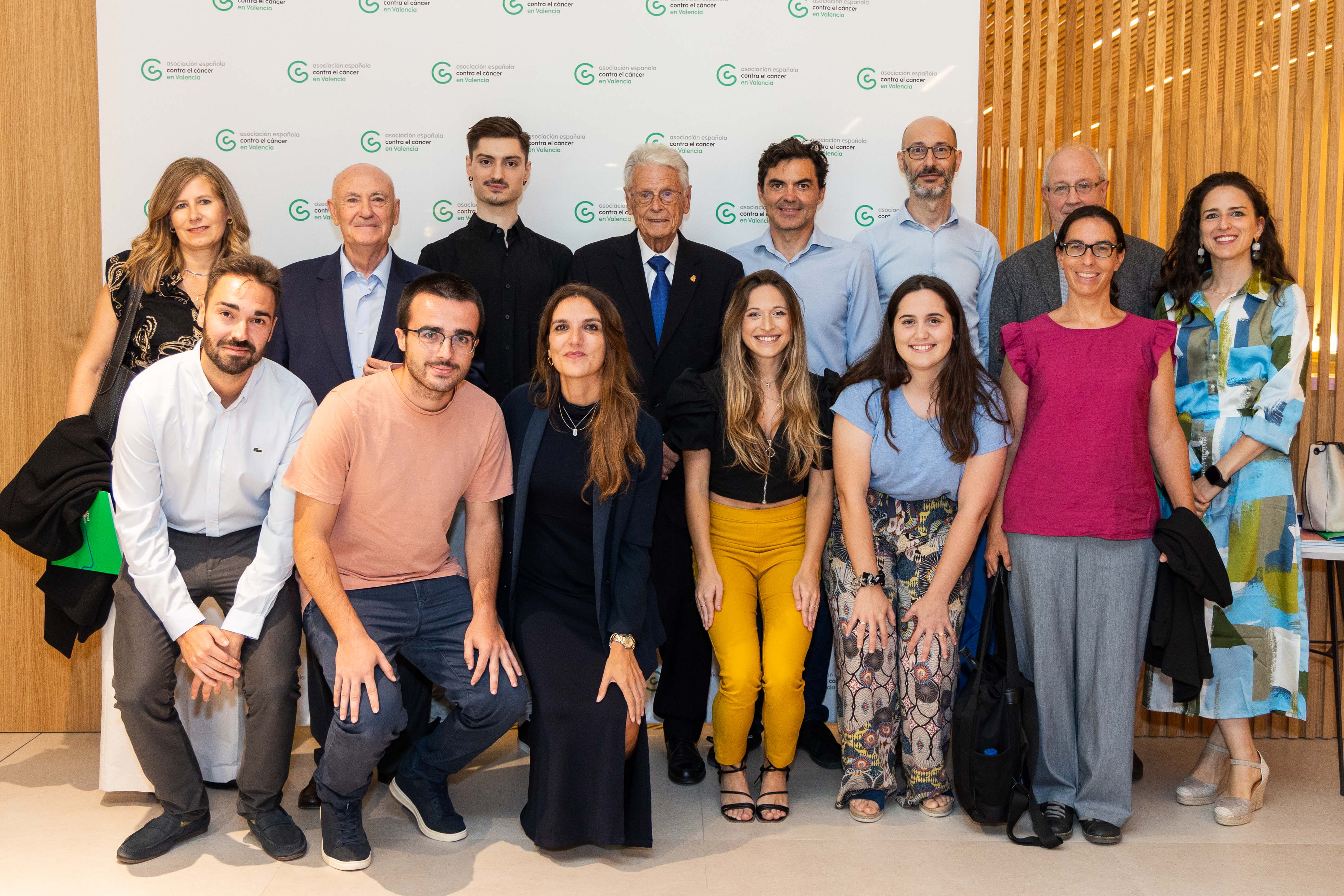 Tomas Trenor, presidente de Contra el Cáncer Valencia, dr. Llombart, vicepresidente y jóvenes investigadores predoctorales y sus directores