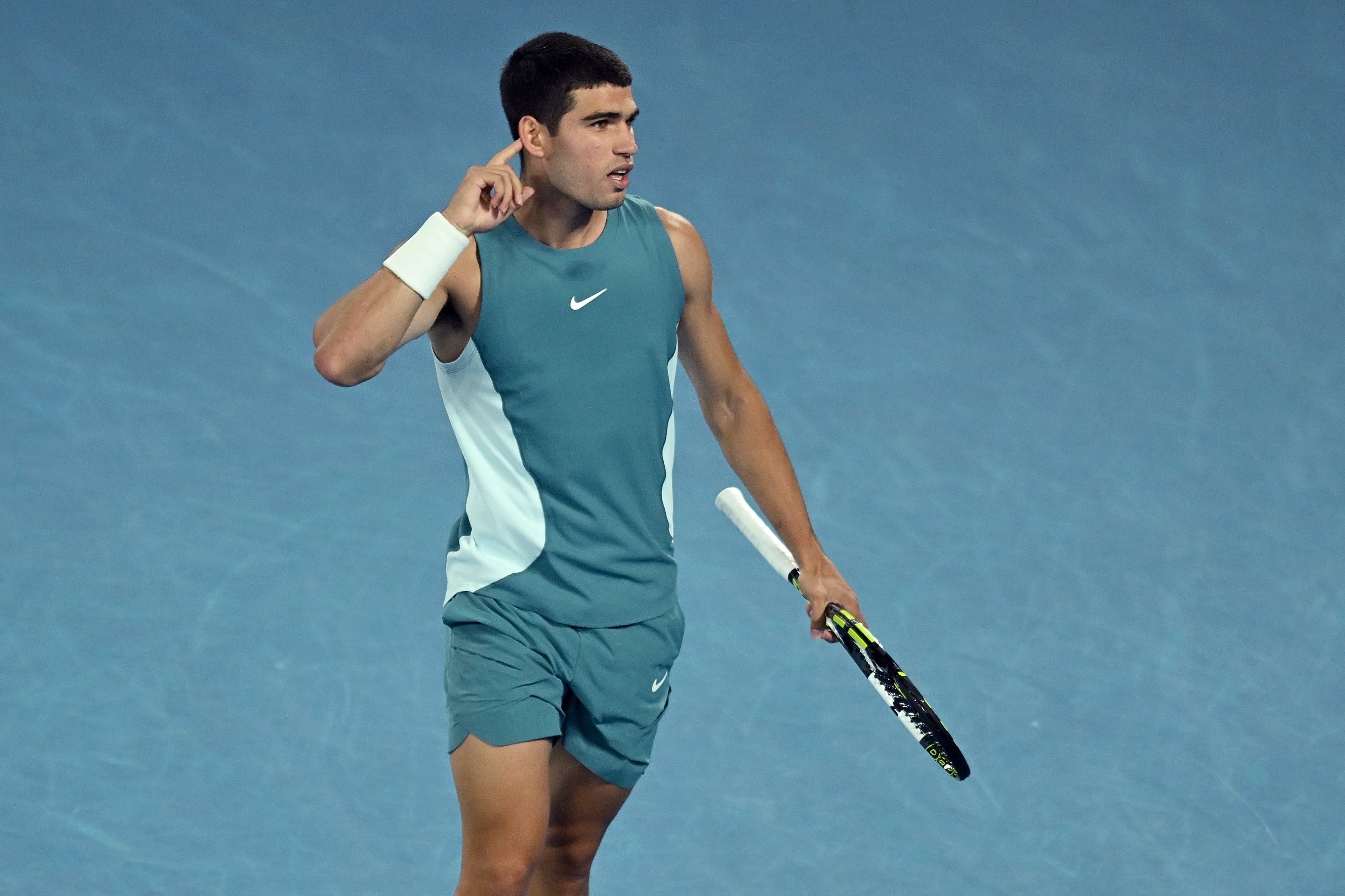 Carlos Alcaraz celebrando un punto a su favor en el partido ante Djokovic