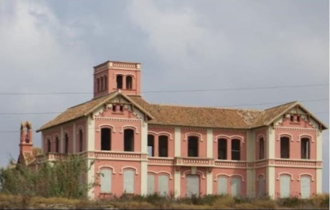 Cortijo Jurado, tras restaurar sus tejados y tapiar las ventanas y puertas para impedir el acceso de curiosos y aficionados a los fenómenos paranormales
